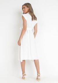Born2be - Biała Midi Sukienka Zapinana na Guziki z Wiązanym Paskiem Alyssama. Kolor: biały. Materiał: materiał. Długość: midi #3