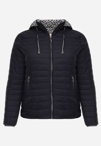 Born2be - Granatowa Dwustronna Kurtka Pikowana z Kapturem Zidila. Okazja: na spacer, na co dzień. Typ kołnierza: kaptur. Kolekcja: plus size. Kolor: niebieski. Materiał: jeans. Wzór: geometria. Styl: casual, sportowy #1