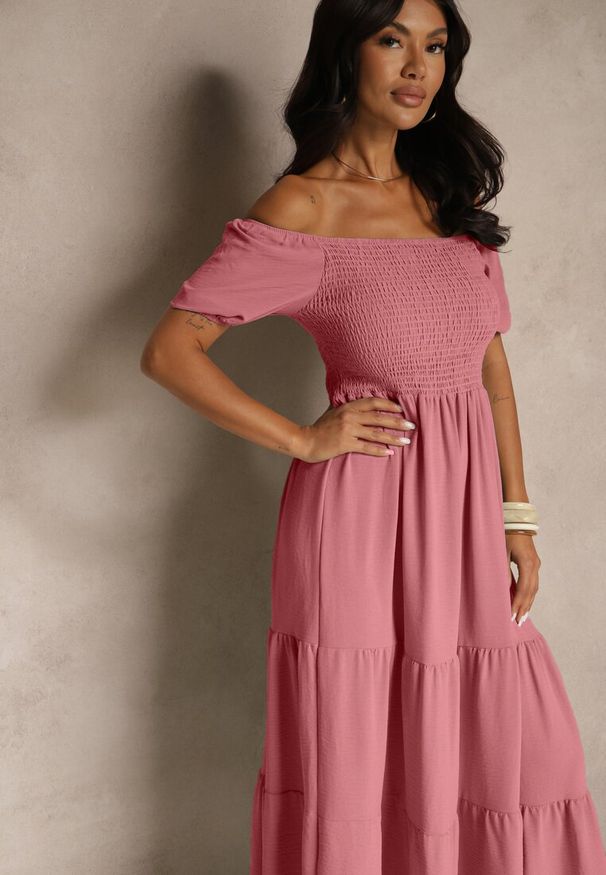 Renee - Ciemnoróżowa Sukienka Hiszpanka z Marszczoną Górą Lumirielle. Okazja: na co dzień. Typ kołnierza: dekolt hiszpanka. Kolor: różowy. Typ sukienki: proste. Styl: elegancki, casual