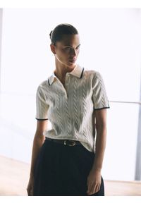 Reserved - Sweter polo z wiskozą - kremowy. Typ kołnierza: polo. Kolor: kremowy. Materiał: wiskoza #1