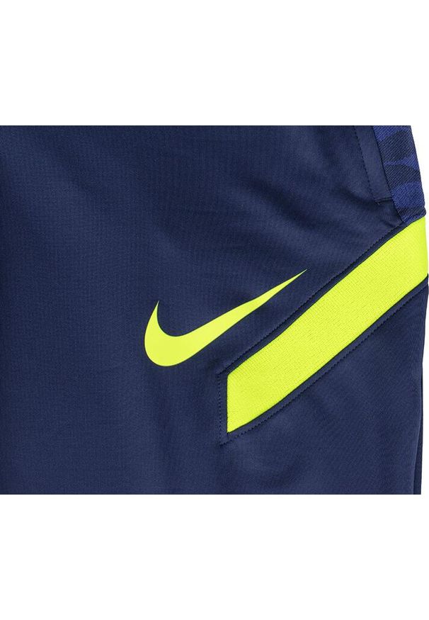 Spodnie dresowe męskie Nike Strike 21 Dri-Fit piłkarskie treningowe z suwakami. Kolor: niebieski. Materiał: poliester. Technologia: Dri-Fit (Nike). Sport: piłka nożna
