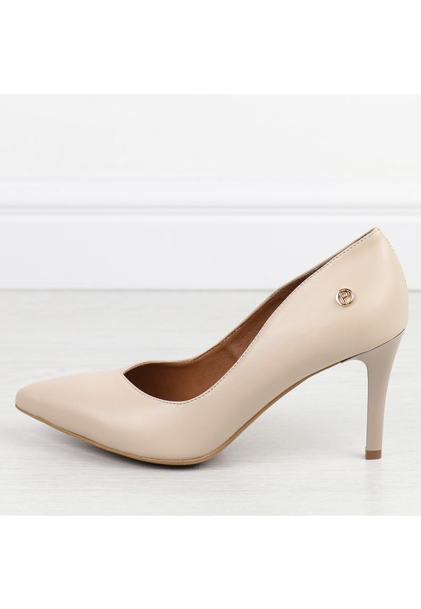 Beżowe skórzane Polskie szpilki damskie Prestige 2106 S128. Okazja: na imprezę, na co dzień, na spotkanie biznesowe, na wesele, na ślub cywilny. Nosek buta: szpiczasty. Kolor: beżowy. Materiał: skóra. Szerokość cholewki: normalna. Obcas: na szpilce. Styl: biznesowy, klasyczny, casual, elegancki. Wysokość obcasa: średni