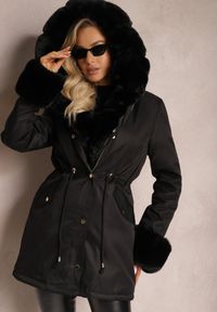 Renee - Czarna Kurtka Parka z Paskiem w Talii i Kapturem z Futerkiem Hizontia. Okazja: na spacer. Typ kołnierza: golf. Kolor: czarny. Materiał: futro #2