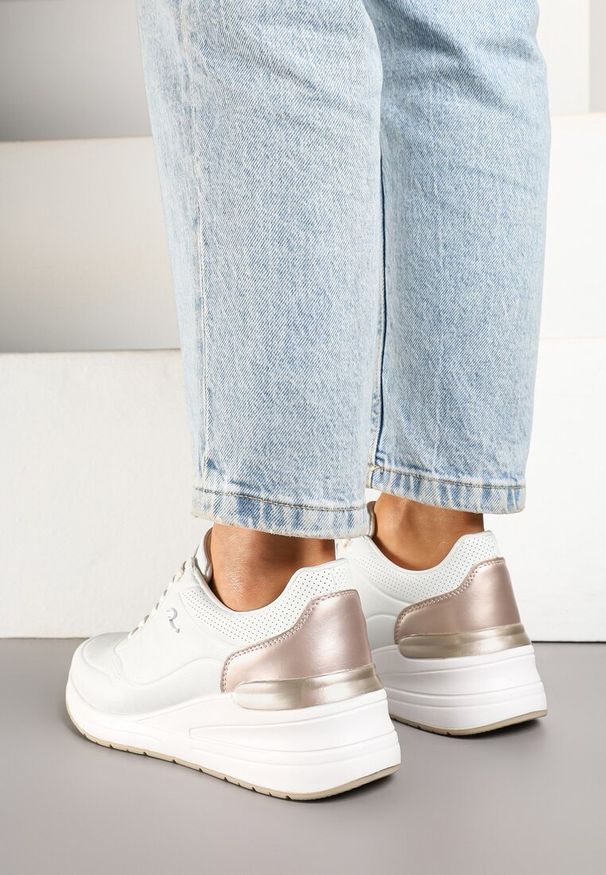 Renee - Białe Sneakersy na Koturnie Zdobione Tłoczeniami i Aplikacją Marovea. Okazja: na co dzień. Kolor: biały. Materiał: jeans. Szerokość cholewki: normalna. Wzór: aplikacja. Obcas: na koturnie