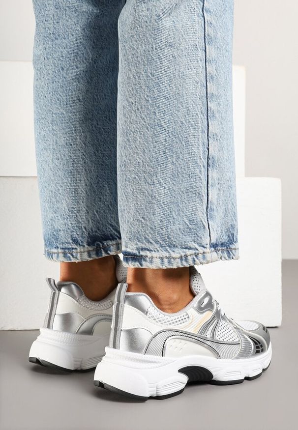 Renee - Srebrne Streetwearowe Sneakersy ze Wstawkami z Siateczki Deylisse. Okazja: na spacer, na co dzień. Kolor: srebrny. Materiał: jeans. Szerokość cholewki: normalna. Sport: turystyka piesza
