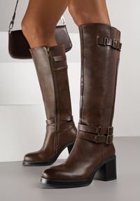 Born2be - Brązowe Kozaki na Słupku Zdobione Paskami z Klamrami i Elastyczną Wstawką Unelisa. Okazja: do pracy, na co dzień, na spotkanie biznesowe. Zapięcie: klamry. Kolor: brązowy. Materiał: jeans. Wzór: aplikacja. Obcas: na słupku. Styl: casual, elegancki, biznesowy. Wysokość obcasa: średni #1