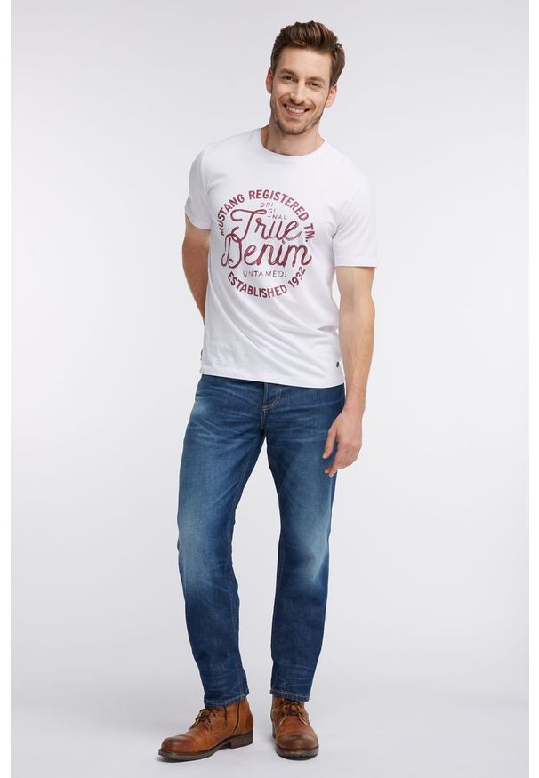 Mustang - MUSTANG T SHIRT WORDING TEE GENERAL WHITE 1006388 2045. Wzór: nadruk. Styl: klasyczny