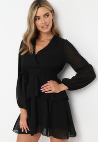 Born2be - Czarna Sukienka Sharpblaze. Kolor: czarny. Materiał: tkanina, materiał. Długość rękawa: długi rękaw. Typ sukienki: kopertowe. Długość: mini #1