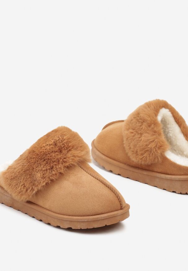 Renee - Brązowe Kapcie z Ekozamszu z Futrzaną Wyściółką Zoleti. Okazja: do domu. Kolor: brązowy. Materiał: futro. Wzór: aplikacja. Obcas: na płaskiej podeszwie