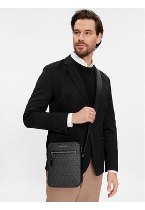 MICHAEL Michael Kors Saszetka Varick 33F9LVAC6U Czarny. Kolor: czarny. Materiał: skóra