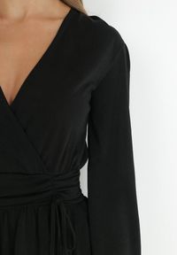 Born2be - Czarna Sukienka Rozkloszowana z Metaliczną Nitką Adine. Okazja: na imprezę, na co dzień. Typ kołnierza: dekolt w kształcie V. Kolor: czarny. Typ sukienki: rozkloszowane. Styl: elegancki, casual #4