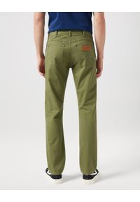 Wrangler - WRANGLER GREENSBORO MĘSKIE SPODNIE MATERIAŁOWE MATERIAŁ OLIVE W112350800. Materiał: materiał #4