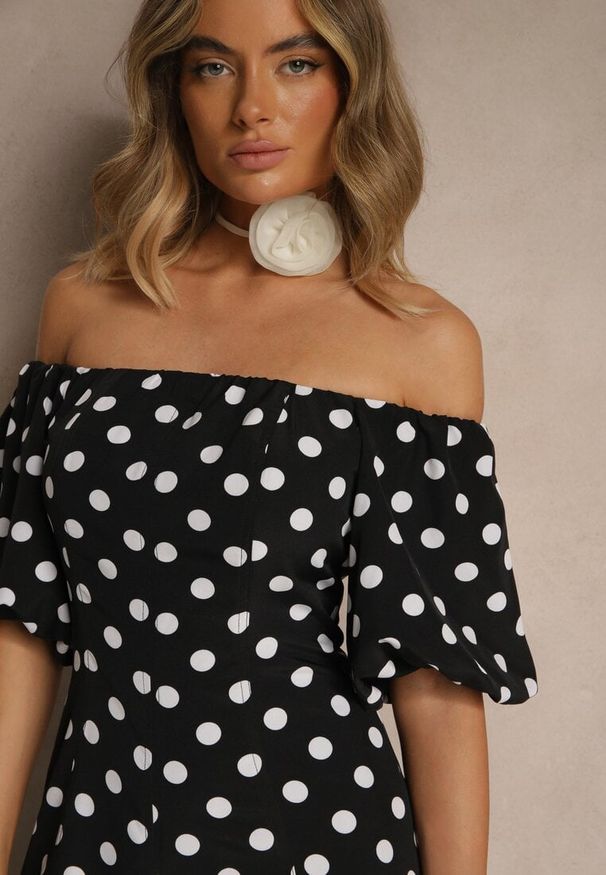 Renee - Czarna Sukienka Hiszpanka Vices w Kropki o Rozkloszowanym Kroju Zilua. Typ kołnierza: dekolt hiszpanka. Kolor: czarny. Materiał: materiał. Wzór: kropki. Styl: retro