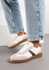 Renee - Biało-Granatowe Sneakersy Tenisówki z Geometrycznym Wzorem Hanivra. Okazja: na co dzień. Kolor: biały. Materiał: jeans. Wzór: geometria. Obcas: na płaskiej podeszwie #3