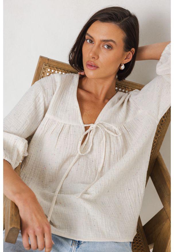 BLUZKA JULIETTE PIASKOWA S - Flawless. Typ kołnierza: dekolt w serek. Materiał: bawełna, skóra. Długość: długie. Sezon: lato. Styl: elegancki