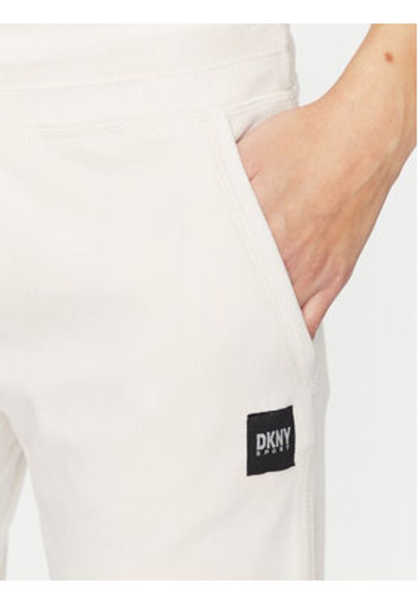 DKNY Sport Spodnie dresowe DP3P1854 Beżowy Regular Fit. Kolor: beżowy. Materiał: syntetyk