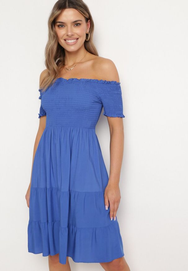 Born2be - Niebieska Bawełniana Sukienka z Hiszpańskim Dekoltem z Szerokimi Falbanami na Dole Bliria. Okazja: na spacer, na co dzień. Typ kołnierza: dekolt hiszpanka. Kolor: niebieski. Materiał: bawełna. Sezon: lato. Typ sukienki: rozkloszowane. Styl: casual, elegancki, wakacyjny