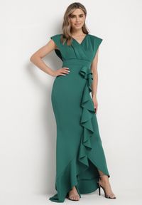 Born2be - Zielona Asymetryczna Sukienka z Dekoltem V i Ozdobną Falbaną Efiola. Kolor: zielony. Materiał: tkanina. Sezon: lato. Typ sukienki: asymetryczne #1