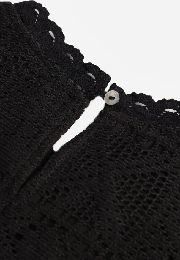 Renee - Czarna Rustykalna Sukienka z Bawełną Zdobiona Haftem i Ażurowymi Wycięciami Winlith. Okazja: na co dzień. Kolor: czarny. Materiał: bawełna. Wzór: aplikacja, ażurowy, haft. Styl: klasyczny, casual