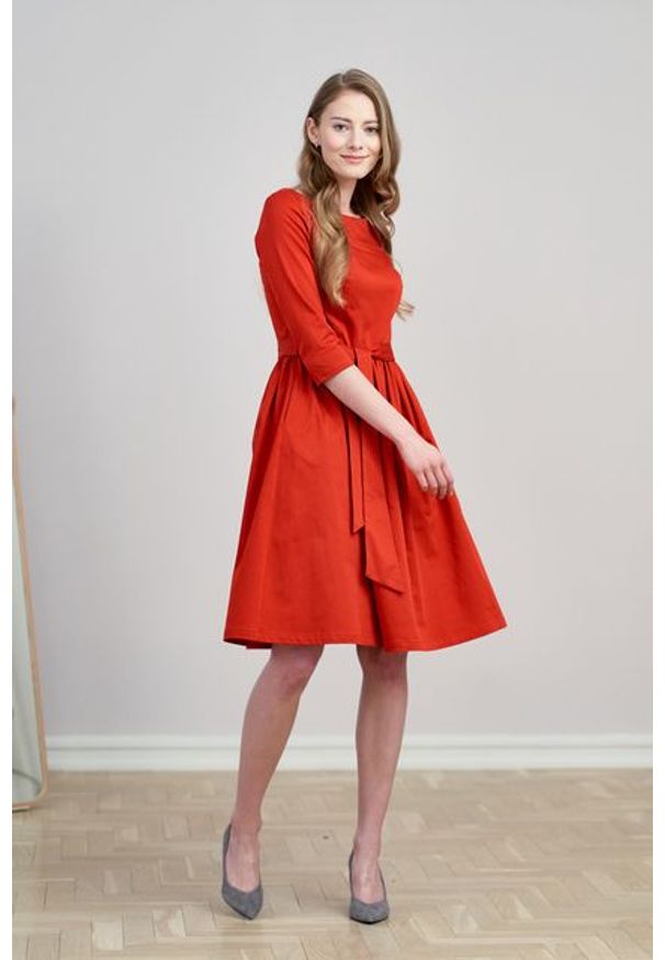Marie Zélie - Sukienka Melia bawełna z elastanem czerwień. Typ kołnierza: kokarda. Kolor: czerwony. Materiał: bawełna, elastan. Styl: klasyczny