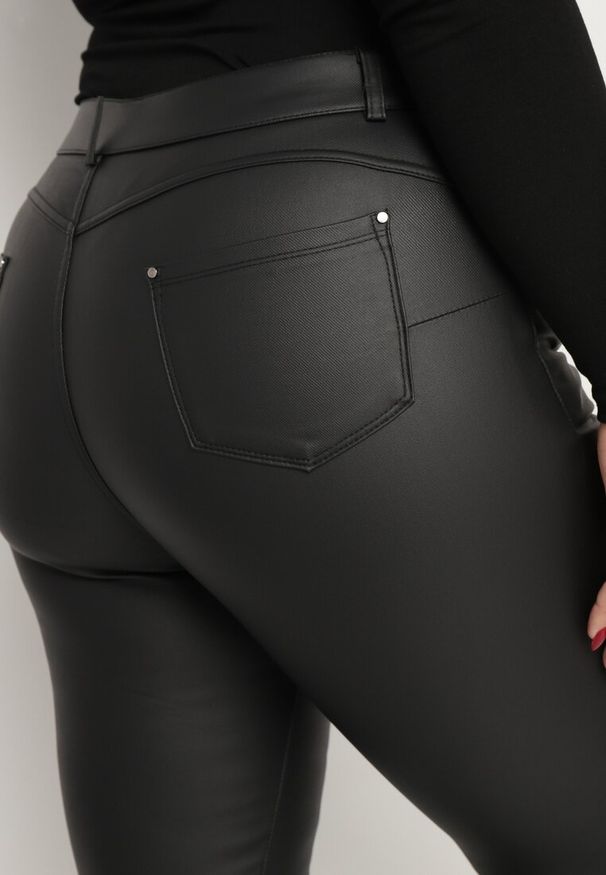 Born2be - Czarne Spodnie Slim z Ekoskóry Emiliara. Okazja: na co dzień. Kolor: czarny. Styl: wizytowy, elegancki, casual