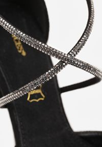 Renee - Czarne Czółenka Vices z Cyrkoniami i Wkładką ze Skóry Naturalnej Resiyana. Zapięcie: pasek. Kolor: czarny. Materiał: skóra. Wzór: aplikacja. Obcas: na obcasie. Wysokość obcasa: średni #8