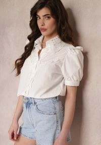 Renee - Biała Koszula z Koronkowym Kołnierzykiem i Falbankami przy Ramionach Daphanie. Typ kołnierza: kołnierz z falbankami. Kolor: biały. Materiał: koronka. Styl: klasyczny #3