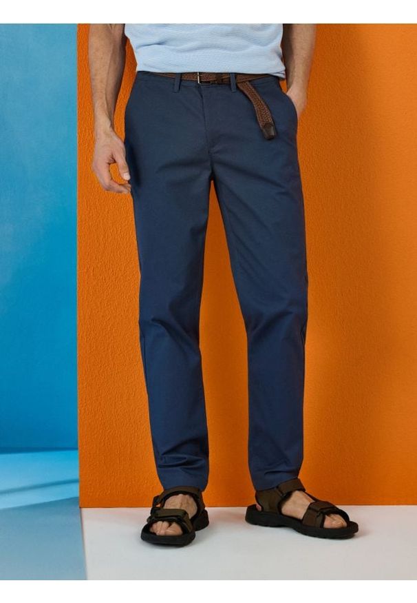 Sinsay - Spodnie chino slim z paskiem - szary. Kolor: szary