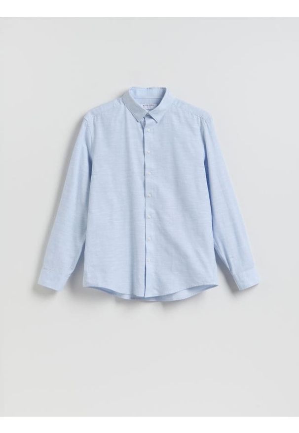 Reserved - Gładka koszula regular fit - jasnoniebieski. Kolor: niebieski. Materiał: tkanina, bawełna. Wzór: gładki