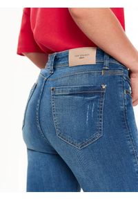 TOP SECRET - Jeansowe spodnie damskie z lampasem. Okazja: na co dzień. Stan: podwyższony. Kolor: niebieski. Materiał: jeans. Sezon: zima, jesień. Styl: casual #6