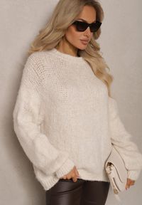 Renee - Jasnobeżowy Klasyczny Sweter z Wełną i Wiskozą o Luźnym Kroju Omethea. Okazja: na co dzień, na spacer. Kolor: beżowy. Materiał: wełna, wiskoza. Długość rękawa: długi rękaw. Długość: długie. Styl: klasyczny