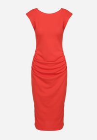 Born2be - Czerwona Taliowana Sukienka Bez Rękawów z Ozdobnym Marszczeniem Lunala. Okazja: na co dzień. Kolor: czerwony. Materiał: skóra. Długość rękawa: bez rękawów. Styl: casual #2