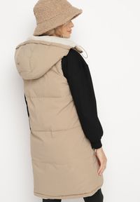 Born2be - Ciemnobeżowa Pikowana Kamizelka Dwustronna z Futerkiem Typu Baranek i Kapturem Lertiala. Okazja: na co dzień. Kolor: beżowy. Materiał: futro. Wzór: aplikacja. Styl: casual, elegancki, klasyczny #3