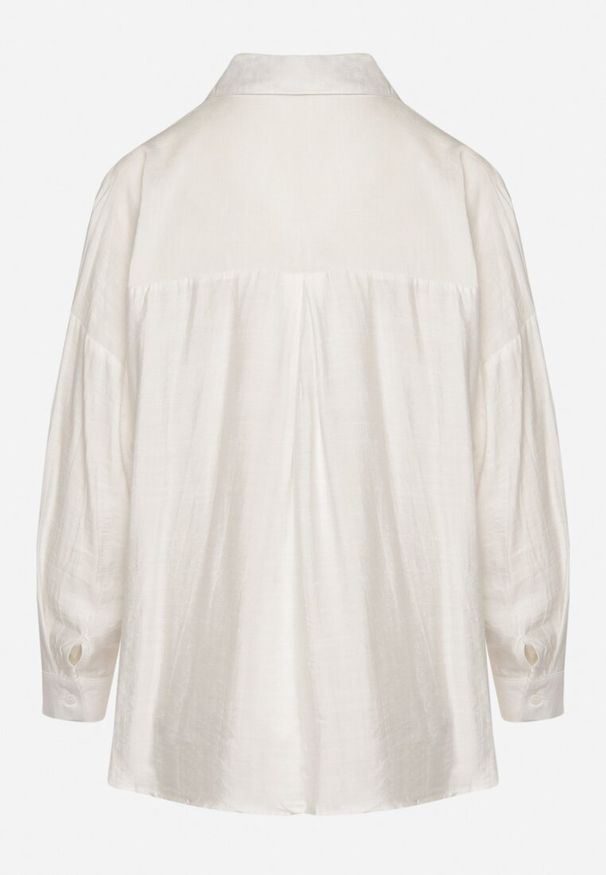 Born2be - Biała Koszula Oversize z Wiskozą Zdobiona Kwiatami z Cyrkonii Jaslira. Okazja: na co dzień. Typ kołnierza: kołnierzyk klasyczny, dekolt w kształcie V. Kolor: biały. Materiał: wiskoza. Długość rękawa: długi rękaw. Długość: długie. Wzór: kwiaty, aplikacja. Styl: casual, klasyczny, elegancki