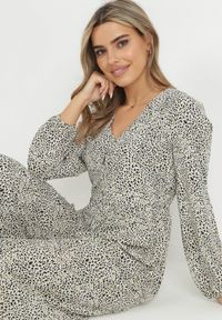 Born2be - Biało-Zielony Kombinezon Pyrhele. Okazja: na co dzień. Kolor: zielony. Długość: długie. Wzór: nadruk. Styl: casual, elegancki #4