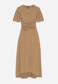 Born2be - Ciemnobeżowa Rozkloszowana Sukienka Ozdobiona Marszczeniem Odallica. Kolor: beżowy. Wzór: aplikacja. Typ sukienki: rozkloszowane. Styl: elegancki #3