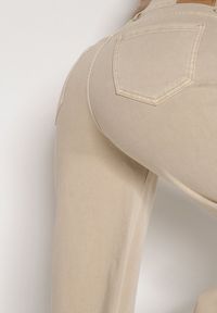 Born2be - Beżowe Jeansy o Szerokim Kroju z Wysokim Stanem Xilnee. Okazja: na co dzień, na spotkanie biznesowe. Stan: podwyższony. Kolor: beżowy. Długość: długie. Styl: biznesowy, klasyczny, casual, elegancki #4