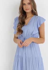 Born2be - Niebieska Sukienka Cileis. Typ kołnierza: kołnierz z falbankami. Kolor: niebieski. Materiał: koronka, wiskoza. Długość rękawa: krótki rękaw. Wzór: geometria. Długość: maxi #5