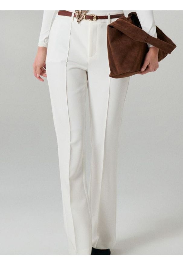 Sinsay - Spodnie flare z paskiem - kremowy. Kolor: kremowy