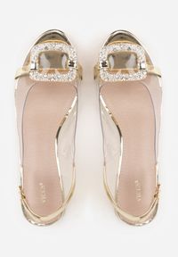 Born2be - Złote Transparentne Sandały VICES na Obcasie z Klamerką z Cyrkoniami na Nosku Penriane. Okazja: na co dzień. Kolor: złoty. Materiał: jeans, satyna. Wzór: aplikacja. Obcas: na obcasie. Styl: glamour, casual, elegancki. Wysokość obcasa: średni #6