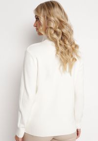 Born2be - Biały Sweter z Warkoczykowym Splotem Emaera. Kolor: biały. Wzór: ze splotem. Sezon: jesień, zima #5
