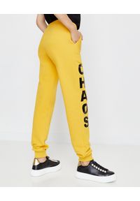 CHAOS BY MARTA BOLIGLOVA - Spodnie dresowe z logo Bree. Kolor: żółty. Materiał: dresówka. Wzór: nadruk