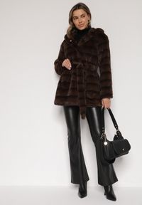 Born2be - Brązowa Futrzana Kurtka z Nieodpinanym Kapturem i Paskiem Zetova. Okazja: na co dzień. Kolor: brązowy. Materiał: futro. Styl: casual, elegancki, klasyczny #5