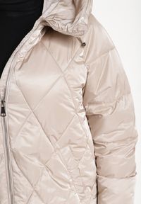 Born2be - Jasnobeżowa Pikowana Kurtka z Rozcięciami na Napy i z Kapturem ze Ściągaczami Letamira. Okazja: na co dzień. Typ kołnierza: kaptur. Kolekcja: plus size. Kolor: beżowy. Materiał: jeans. Długość rękawa: długi rękaw. Długość: długie. Styl: elegancki, casual #4
