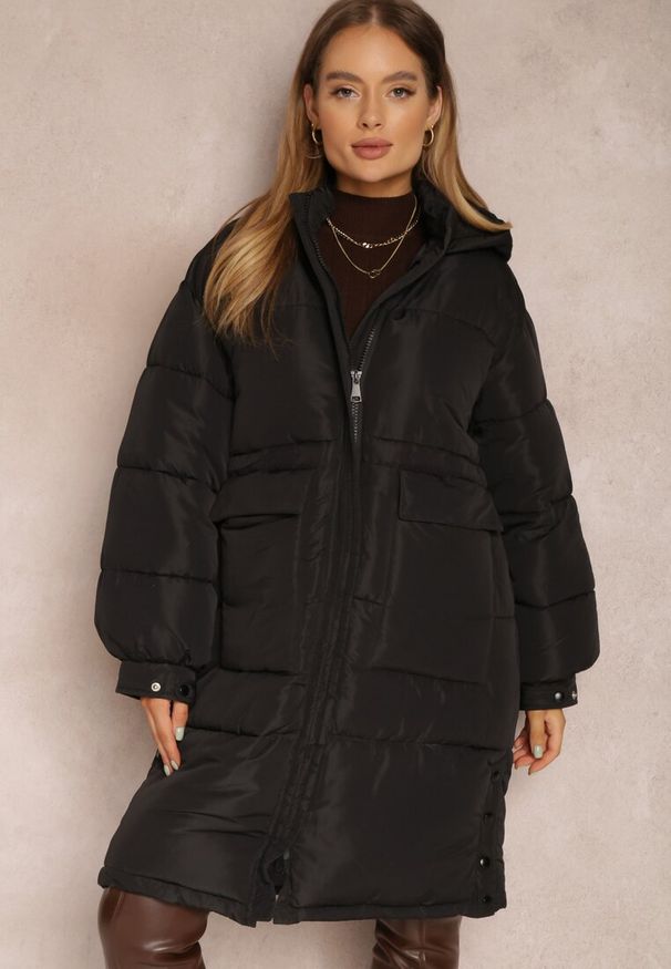 Renee - Czarna Kurtka Oversize do Kolana z Kapturem Zasi. Okazja: na co dzień, na spacer. Typ kołnierza: kaptur. Kolor: czarny. Materiał: jeans. Długość: do kolan. Sezon: zima. Styl: elegancki, casual