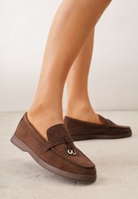 Renee - Brązowe Mokasyny VICES Casualowe ze Skórzaną Wkładką i Metalowymi Ozdobami Dinsmore. Okazja: na co dzień. Nosek buta: okrągły. Kolor: brązowy. Materiał: skóra. Wzór: aplikacja. Obcas: na obcasie. Styl: casual. Wysokość obcasa: niski #1