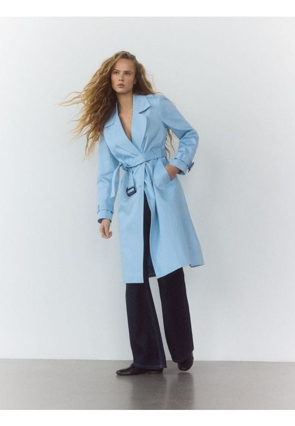 Reserved - Jeansy flare - granatowy. Kolor: niebieski