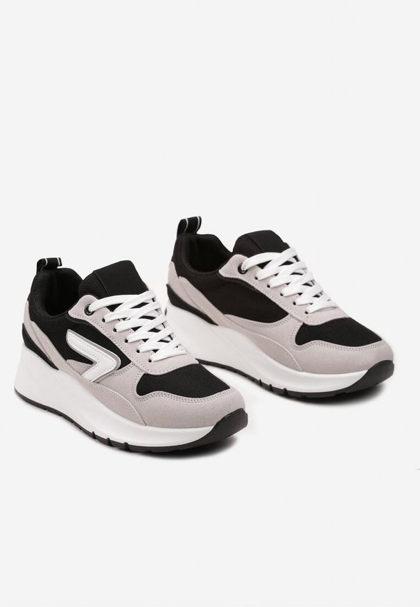 Renee - Czarno-Beżowe Sneakersy na Grubej Podeszwie z Materiałowymi Wstawkami i Ozdobnymi Przeszyciami Orbane. Nosek buta: okrągły. Zapięcie: sznurówki. Kolor: czarny. Materiał: materiał. Obcas: na obcasie. Wysokość obcasa: niski