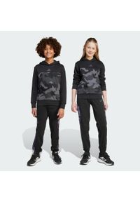 Adidas - Spodnie dziecięce Seasonal Essentials Camo French Terry Cargo. Kolor: czarny, biały, wielokolorowy. Materiał: bawełna, materiał. Sport: joga i pilates #2