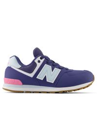 Buty dziecięce New Balance GC574NJ – granatowe. Okazja: na uczelnię, na co dzień. Kolor: niebieski. Materiał: materiał, syntetyk. Szerokość cholewki: normalna. Model: New Balance 574. Sport: turystyka piesza